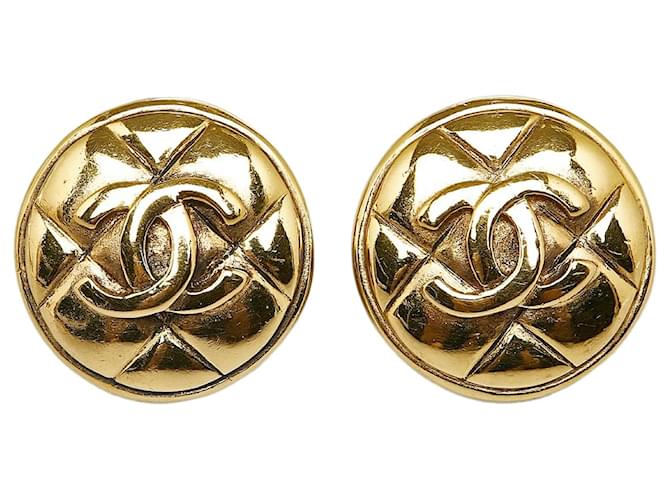 Boucles d'oreilles à clip Chanel CC dorées Plaqué or  ref.1136346