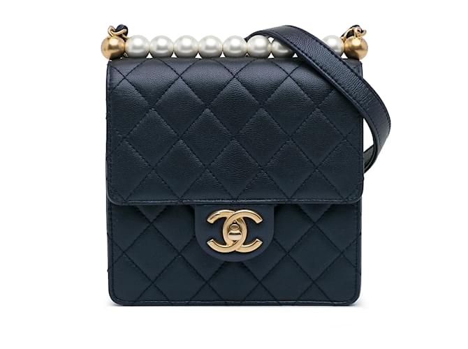 Bolso pequeño con solapa y perlas elegantes de Chanel azul Cuero  ref.1136489