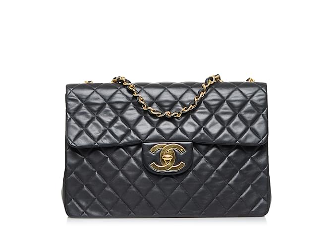 Bolsa de ombro com aba única Chanel Maxi Classic preta em pele de cordeiro Preto Couro  ref.1136609