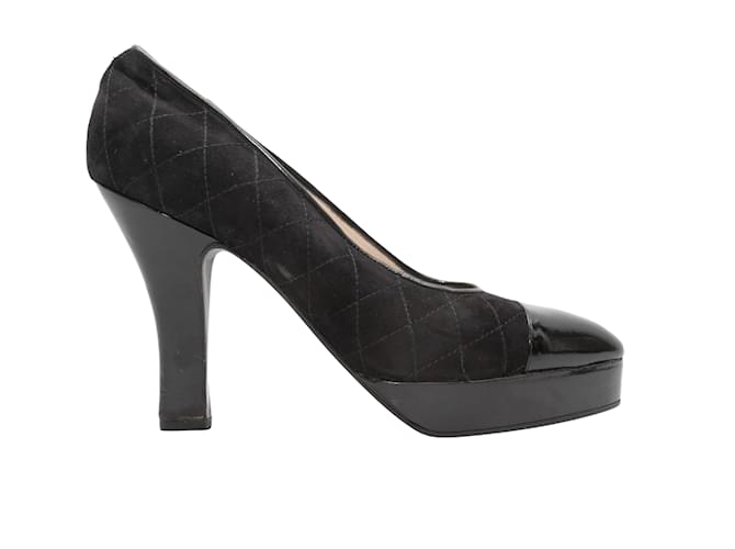 Zapatos de tacón con punta en punta de ante acolchado Chanel negro Talla 38 Cuero  ref.1136915
