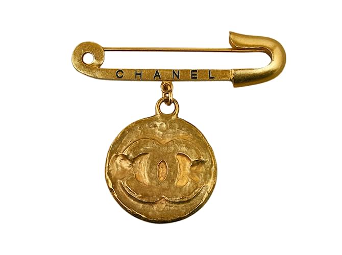 Broche de disfraz con medallón CC de Chanel dorado Oro amarillo  ref.1137195