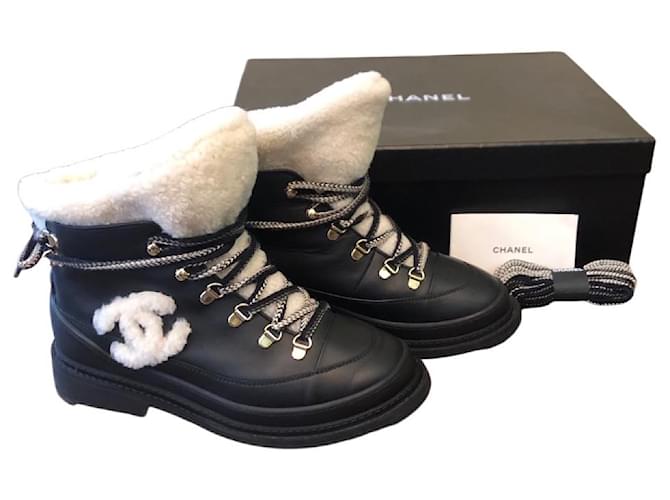 Chanel 2019 Botas de neve para tornozelo de couro CC Shearling UE 38.5 Preto Branco Cinza Borracha  ref.1142377