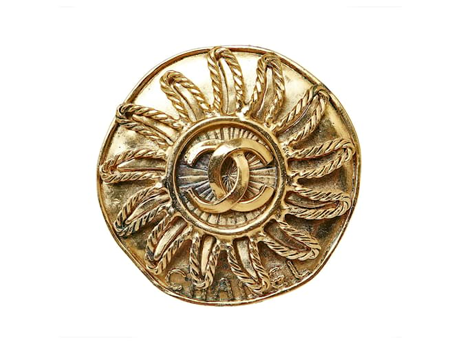 Broche solar Chanel Gold CC Dourado Metal Banhado a ouro  ref.1143064