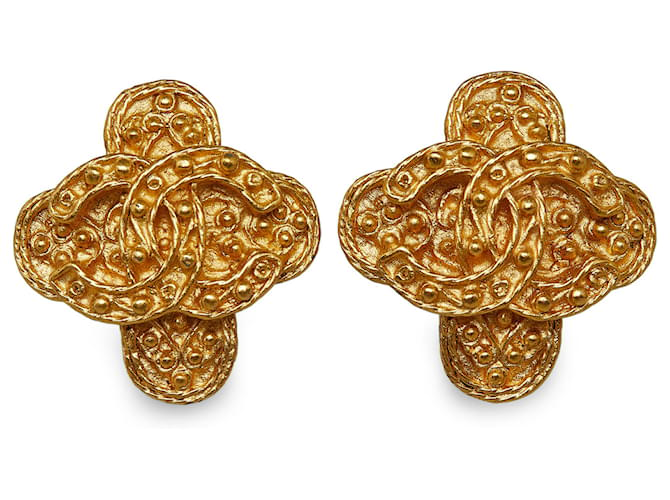 Chanel Gold CC Clip On Earrings Golden Metal Gold-plated  ref.1143075