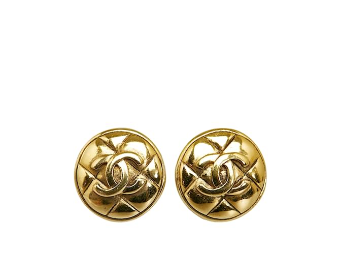 Boucles d'oreilles à clip Chanel CC dorées Plaqué or  ref.1150379