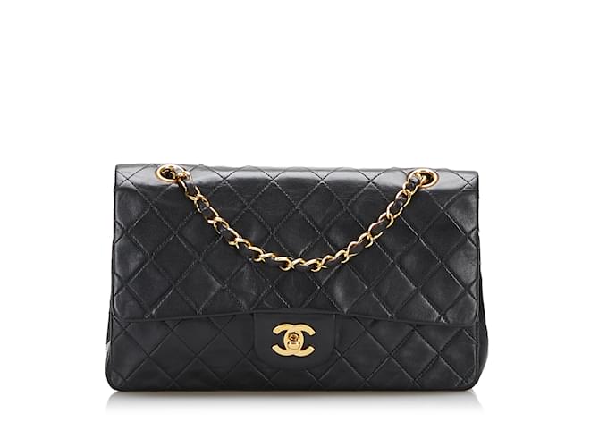 Bolsa de ombro com aba preta Chanel média clássica forrada de pele de cordeiro Preto Couro  ref.1150899