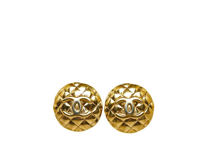 Boucles d'oreilles à clip Chanel CC dorées Plaqué or  ref.1151020