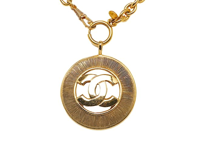 Gold Chanel CC Round Pendant Necklace Golden Yellow gold  ref.1151134