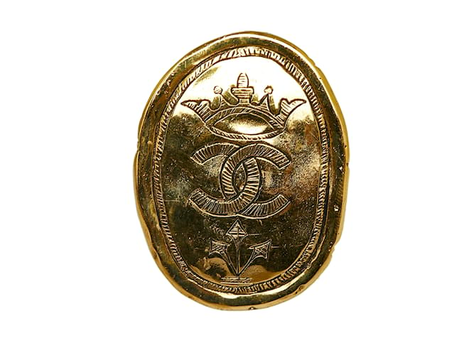 Broche couronne Chanel CC dorée Métal  ref.1151236