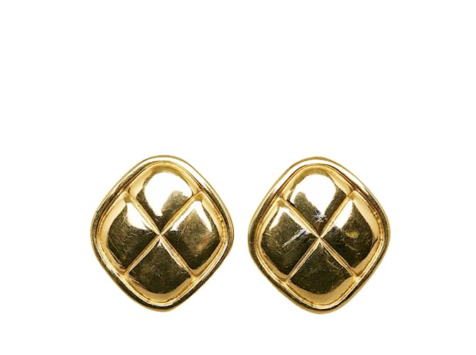 Boucles d'oreilles à clip Chanel CC dorées Plaqué or  ref.1151428