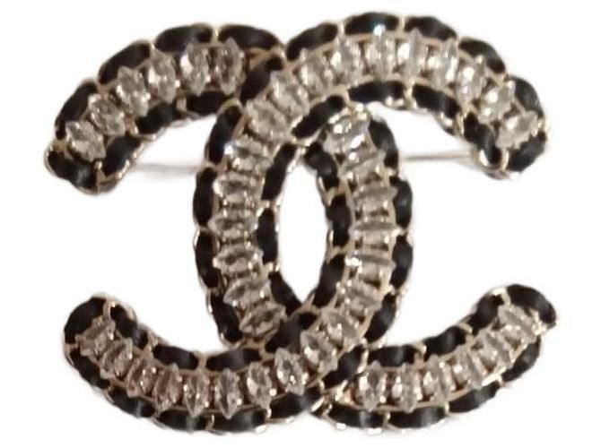 CHANEL Lederbrosche Golden