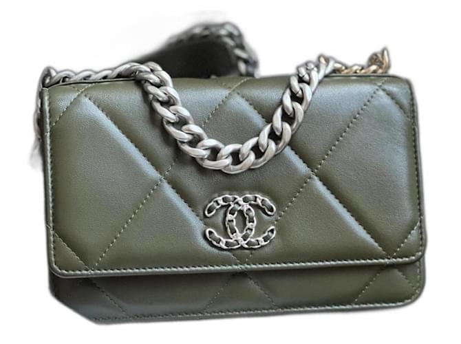 Chanel 19 Chanel C19 bolsa ganada Verde oliva Piel de cordero  ref.1157299