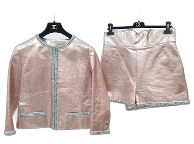 Chanel 20S Completo di pantaloncini da giacca ricamati in pelle rosa metallizzata argento  ref.1157392