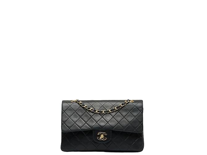 Chanel Mittelgroße klassische gefütterte Überschlagtasche Schwarz Leder Lammfell  ref.1158550