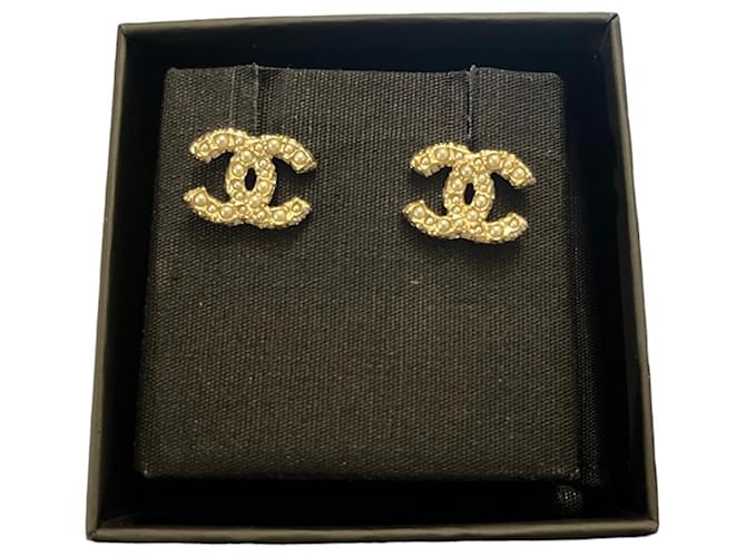 Boucles d’oreilles Chanel CC doré Métal  ref.1159848