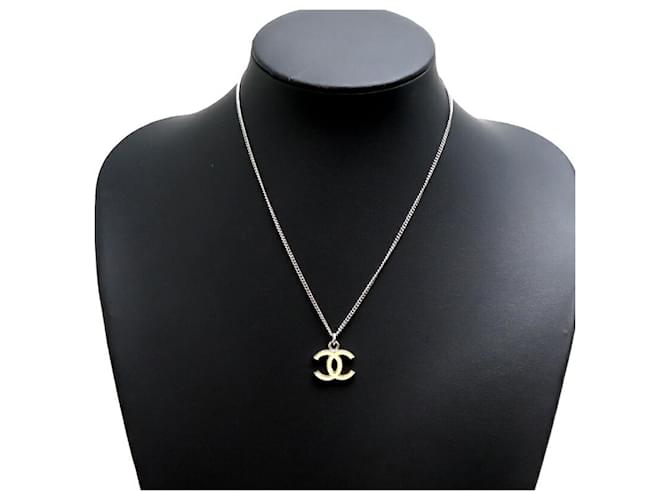 Timeless Chanel-Logo CC Silber Metall  ref.1160442