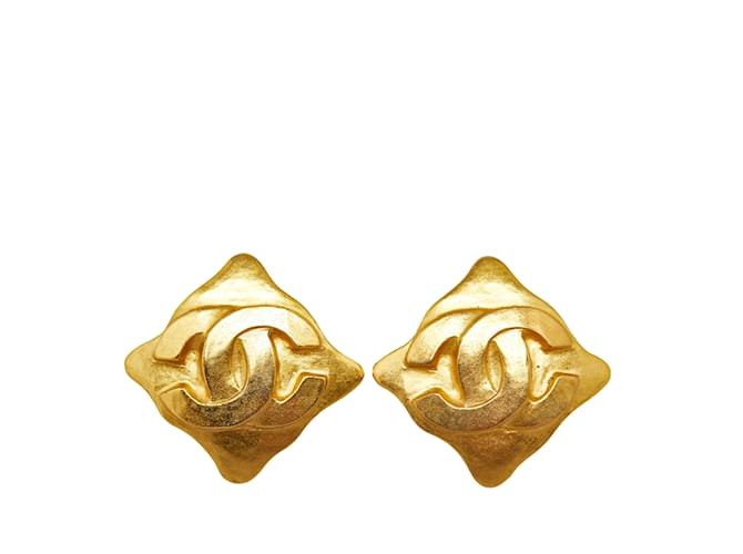 Boucles d'oreilles à clip Chanel CC dorées Plaqué or  ref.1160718
