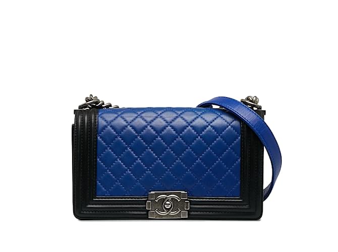 Bolso mediano con solapa bicolor Chanel Boy de piel de cordero azul Cuero  ref.1160829