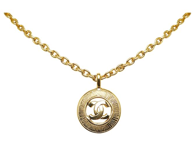 Chanel Gold CC Halskette mit rundem Anhänger Golden Metall Vergoldet  ref.1161070