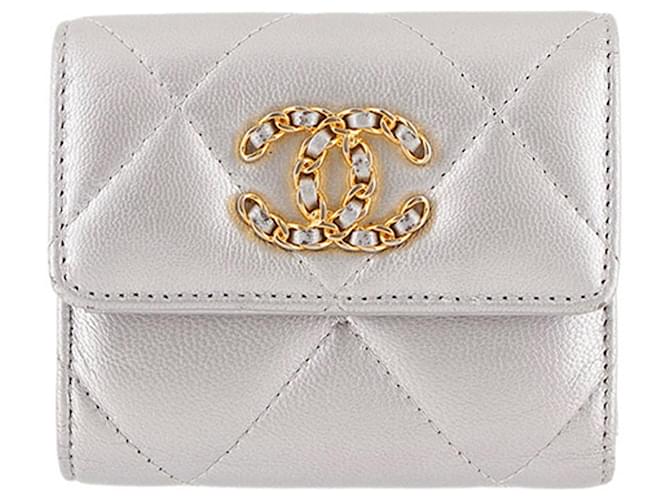 Chanel Silber Lammleder 19 Dreifach faltbares Portemonnaie mit Klappe  ref.1161071
