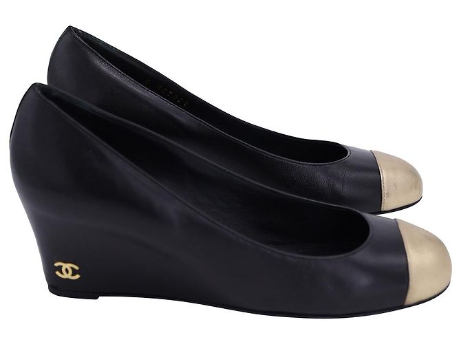 Timeless Décolleté con zeppa Chanel Cap-Toe in pelle nera Nero