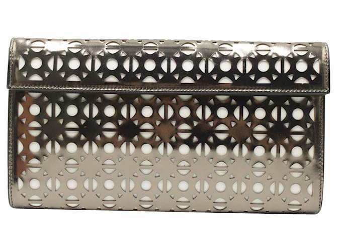 Pochette Alaïa metallizzata tagliata al laser in pelle verniciata argento Metallico  ref.1161893