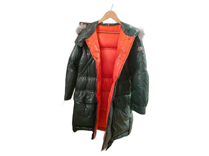 Casaco Moncler verde com forro laranja e capuz de pele