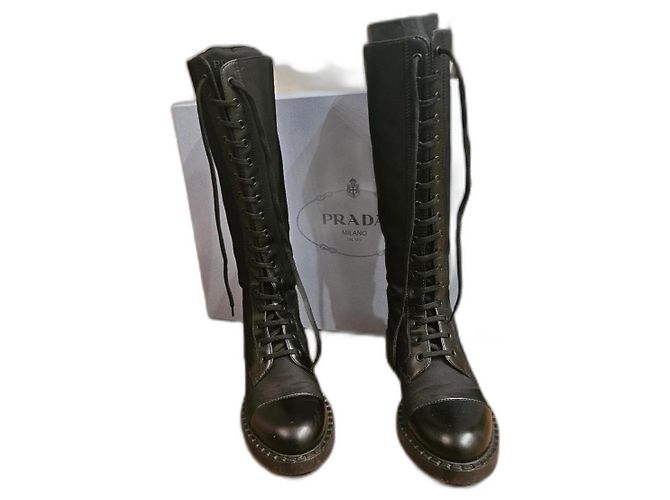 Stivaletti stringati Prada in pelle nera Nero