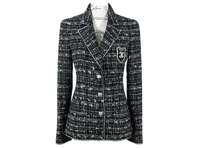 Chanel Veste en tweed noire avec patch CC la plus recherchée, nouvelle collection  ref.1167336