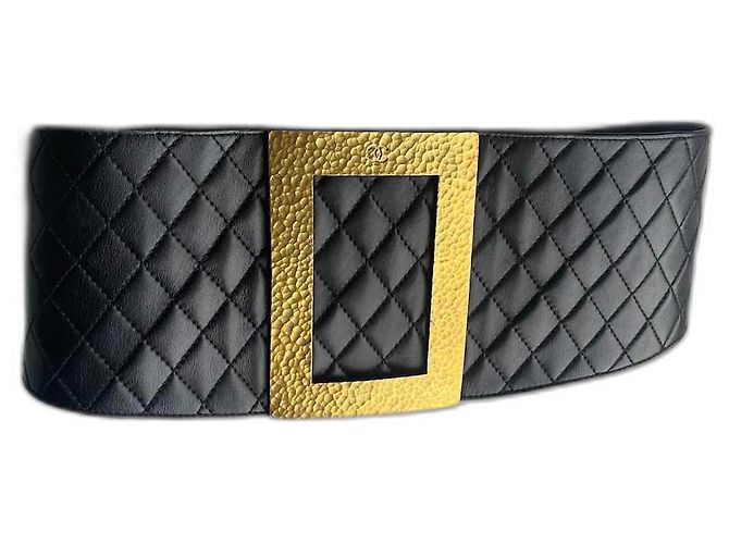 Cinturón Chanel Corsé de Piel Acolchada Negra y Metal Dorado 75 cm Negro Gold hardware