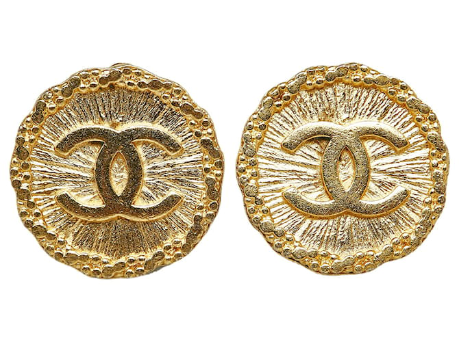 Chanel Gold CC Clip On Earrings Golden Metal Gold-plated  ref.1161627