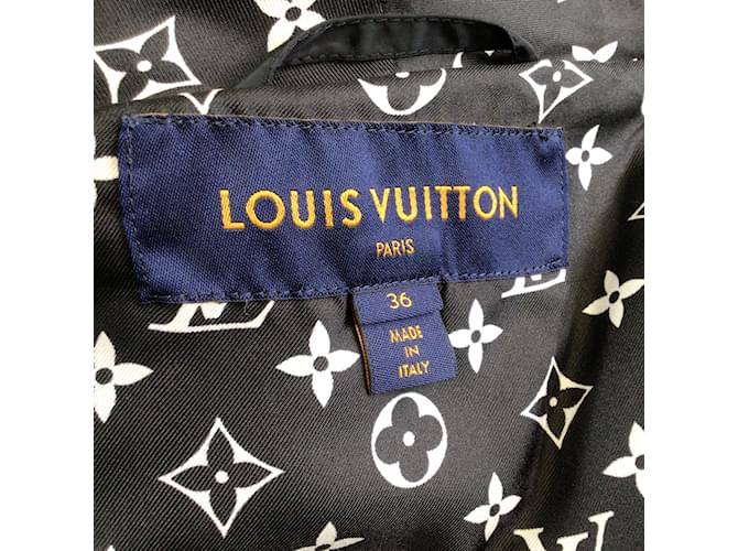 Louis Vuitton Chaleco acolchado negro con capucha, cinturón y cremallera completa Sintético  ref.1164684