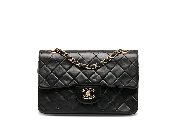 Bolsa de ombro com aba preta Chanel pequena clássica forrada de pele de cordeiro Preto Couro  ref.1164780