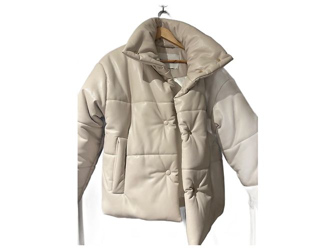 Abrigo Nanushka de piel beige