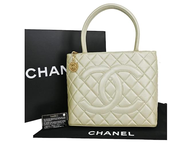 Timeless Chanel Matelassé Khaki Leather  ref.1167656