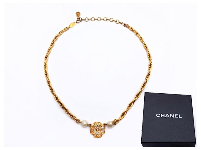 Chanel Colar ajustável de pérolas falsas e flores de trevo (ou pulseira) Gold hardware Banhado a ouro  ref.1168387
