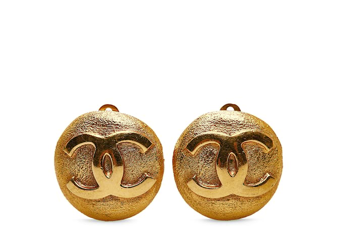 Pendientes de clip Chanel CC dorados Chapado en oro  ref.1169353