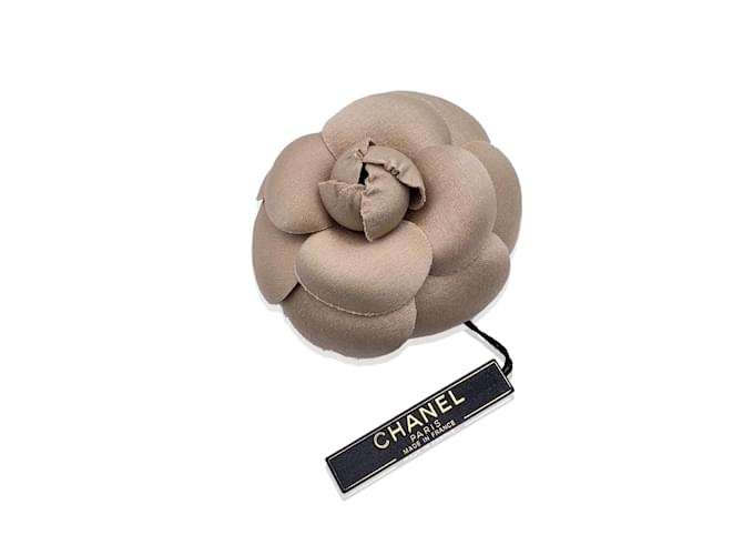 Chanel Pino de broche de flor de camélia em tecido bege vintage Lona  ref.1169752