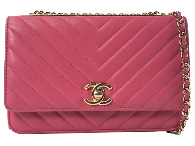 Wallet On Chain Cartera Chanel rosa de moda Chevron con cadena Cuero  ref.1169931