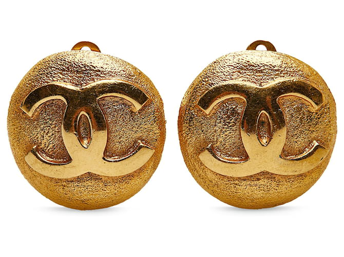 Chanel Gold CC Clip On Earrings Golden Metal Gold-plated  ref.1169938