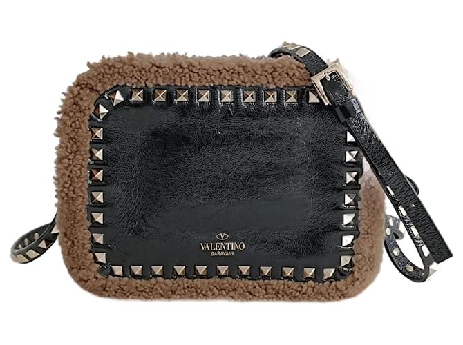 Sac porté épaule en peau lainée Valentino Garavani Rockstud en cuir verni noir Cuir vernis  ref.1171250