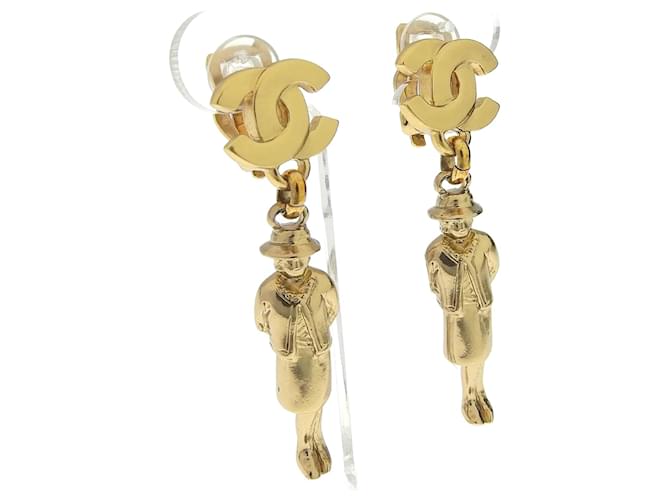 Chanel Boucles d'oreilles pendantes poupée CC Mademoiselle Métal Doré  ref.1171303