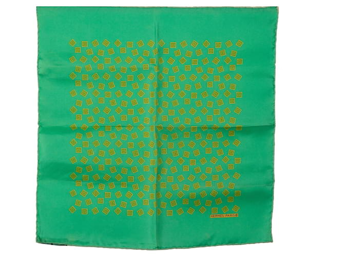 Hermès Bufanda de seda estampada Hermes verde Bufandas  ref.1171720