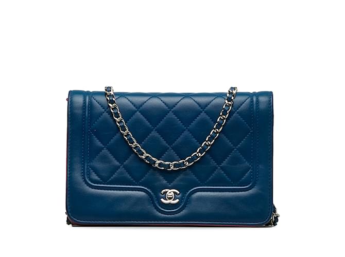 Wallet On Chain Bolso bandolera con cartera y cadena de piel de cordero acolchada Chanel CC azul Cuero  ref.1174525