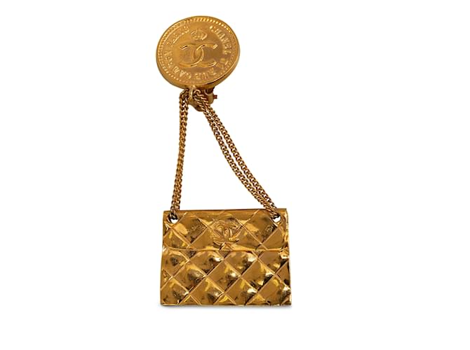 Broche CC Chanel com aba acolchoada dourada Dourado Metal  ref.1174613