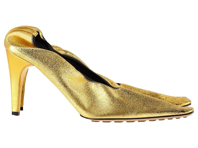 Zapatos de tacón con punta cuadrada metalizada Sharpei de Bottega Veneta en cuero dorado  ref.1174808
