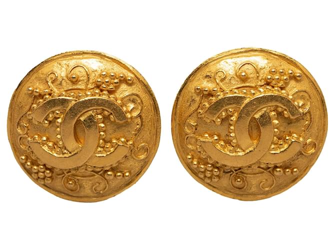 Chanel Gold CC Clip On Earrings Golden Metal Gold-plated  ref.1175151