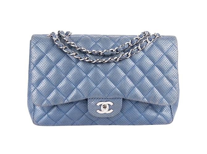 Bolsa Chanel perfurada única crossbody prateada com aba Azul Lona  ref.1176422