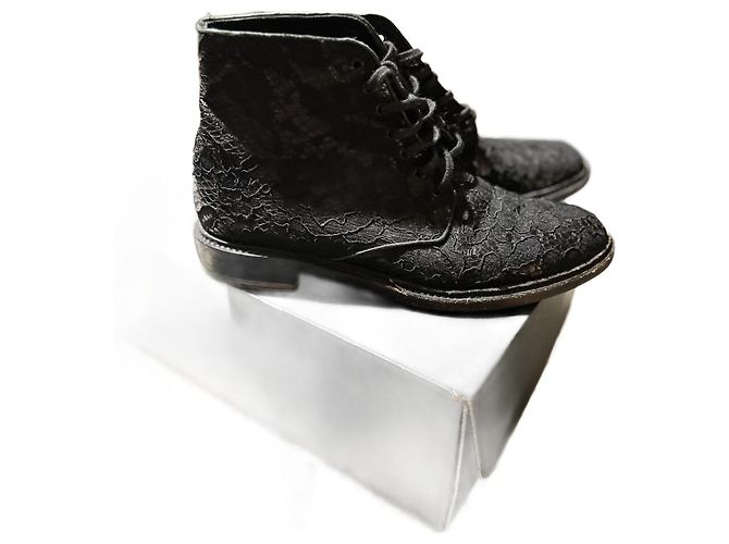 Saint Laurent Lederstiefel Schwarz mit Spitze