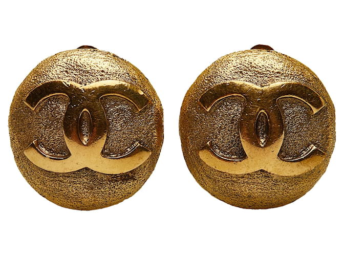 Chanel Gold CC Clip On Earrings Golden Metal Gold-plated  ref.1177889